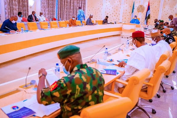 Buhari in a meeting with service chiefs