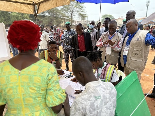 President Thabo Mbeki, Chairperson of the Commonwealth Observer Group, at a polling unit in Abuja